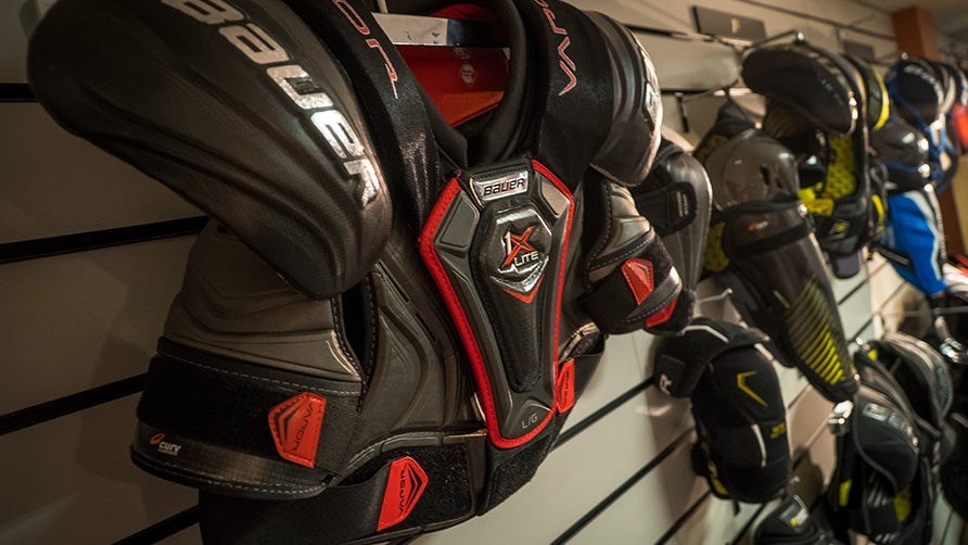How to Select a Hockey Shoulder Pad